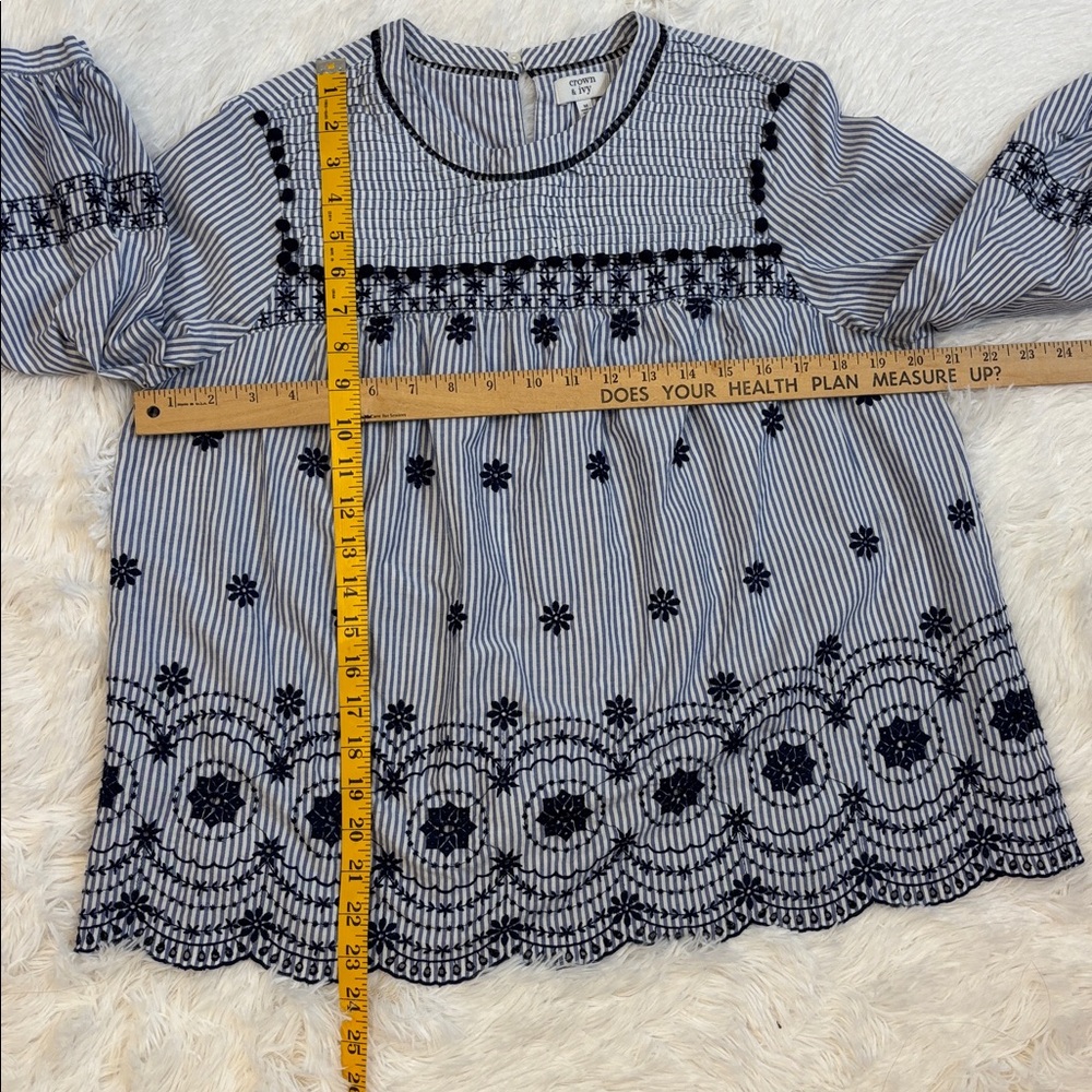 Crown & Ivy Blue & White Striped Top Navy Floral Embroidered Eyelet Design SZ M - Picture 4 of 6